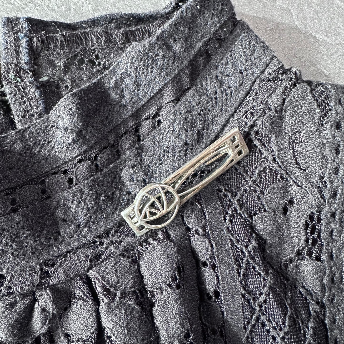 マッキントッシュスタイル ローズモチーフ ブローチ