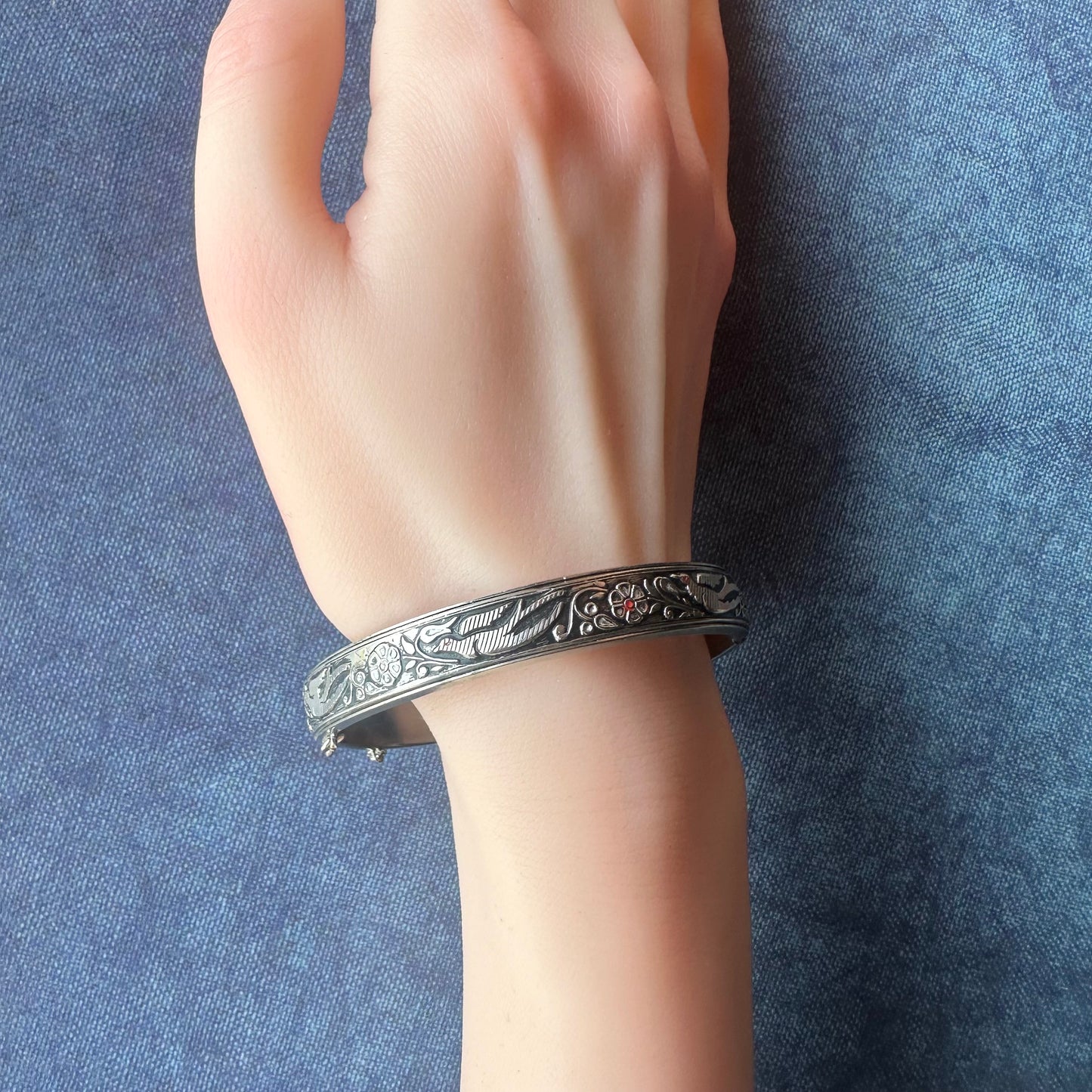 ヴィンテージ レッドアイ スワロー シルバートーンメタル バングル