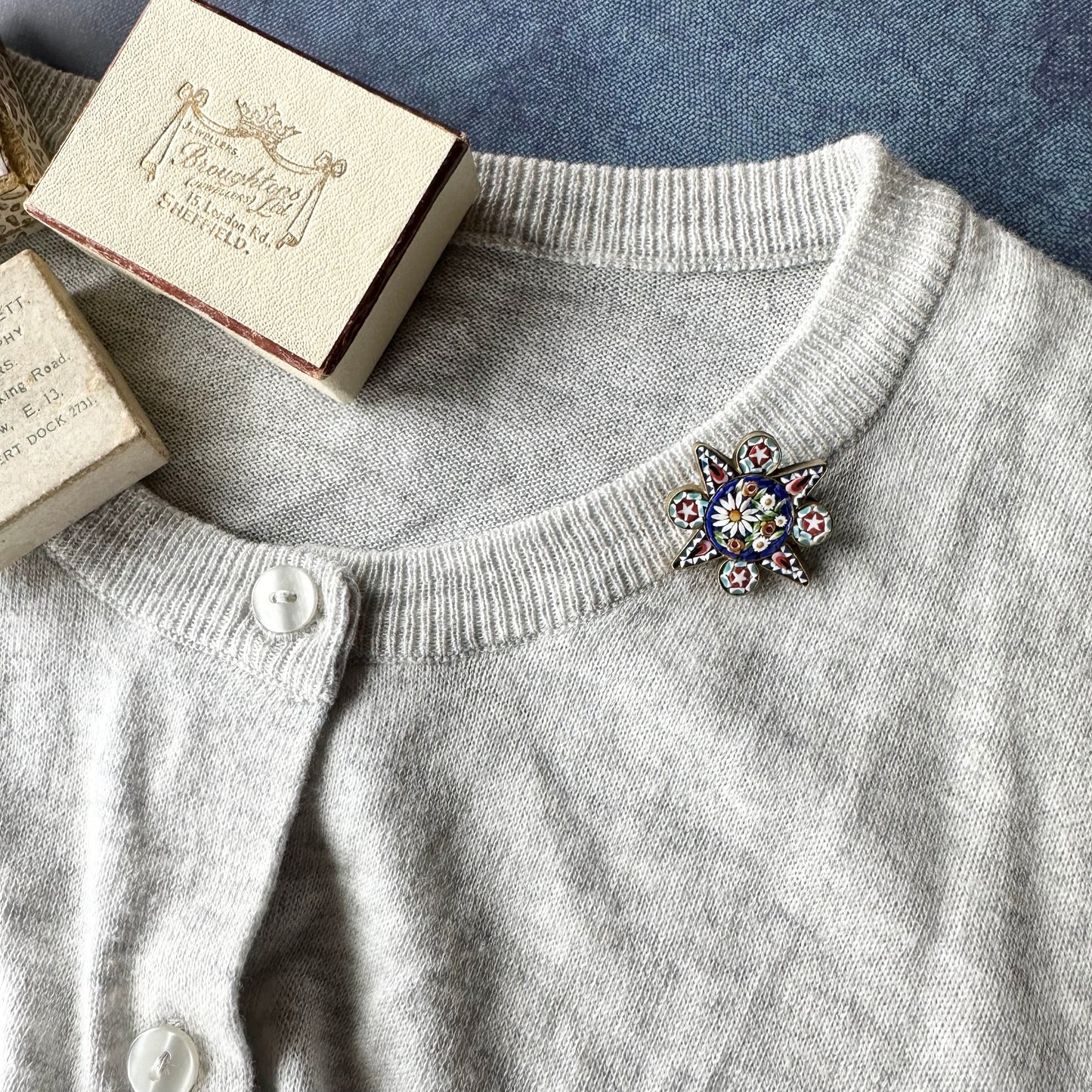 マイクロモザイク マーガレット ブローチ