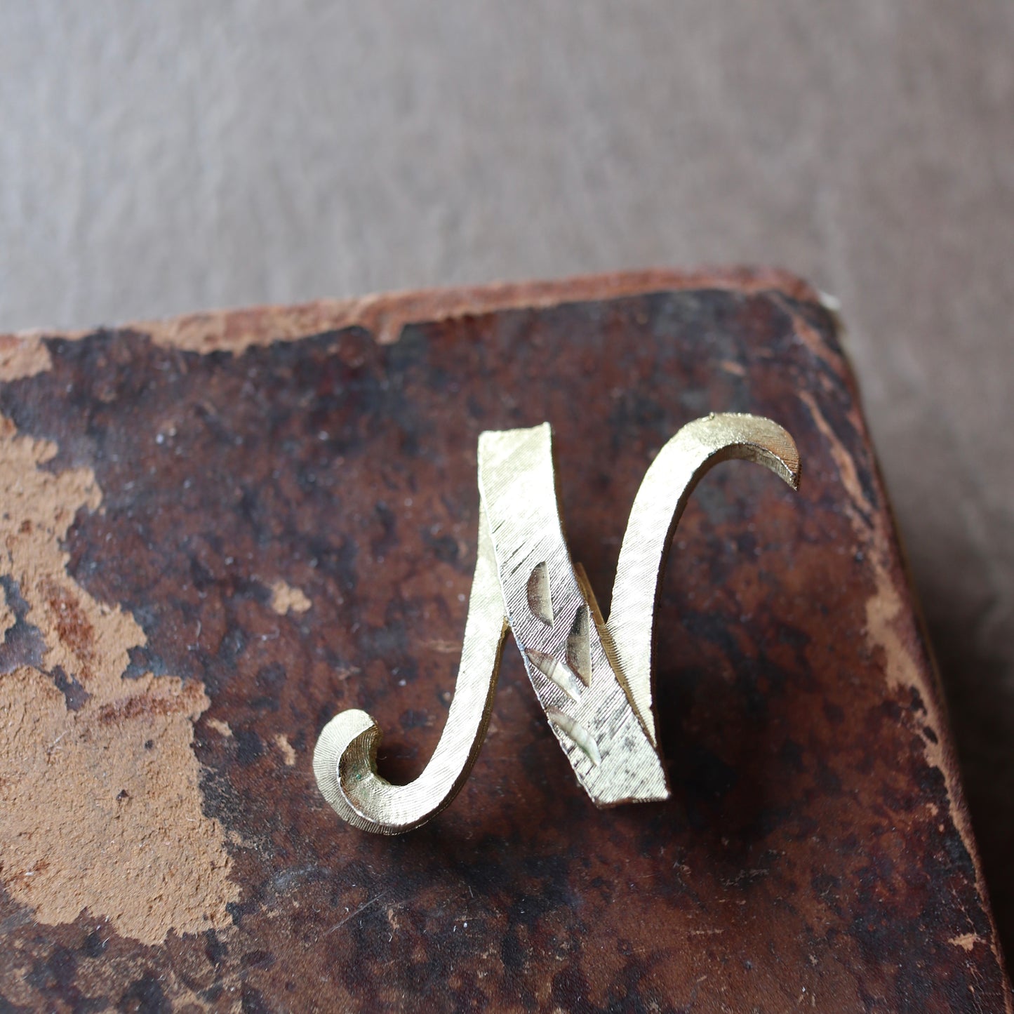 MANSELLE(マムゼル) イニシャル ヴィンテージブローチ N