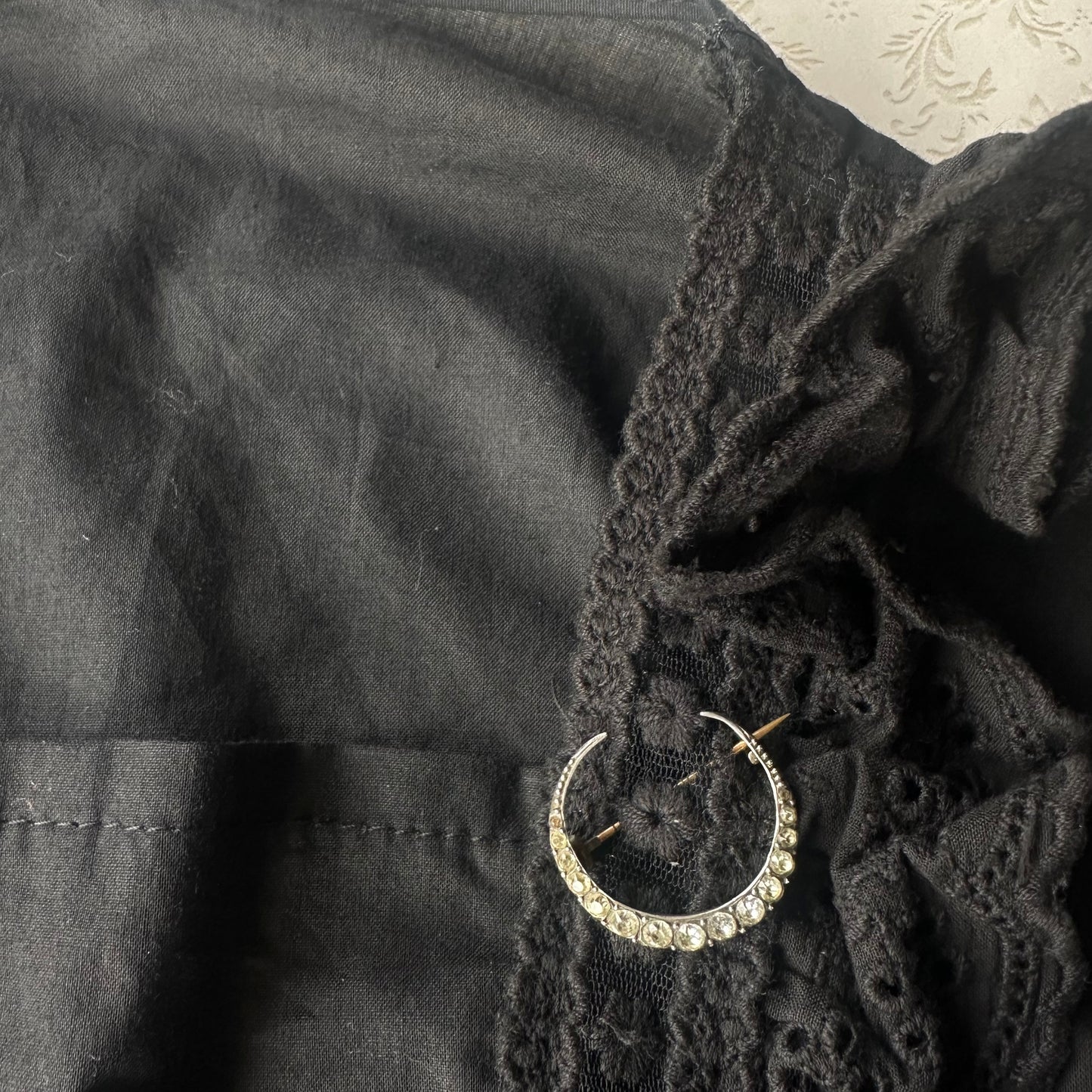 シルバートーンメタル クレセント ブローチ