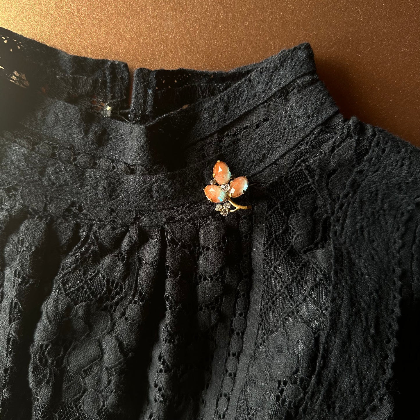 サフィレット&クリアグラス ブローチ