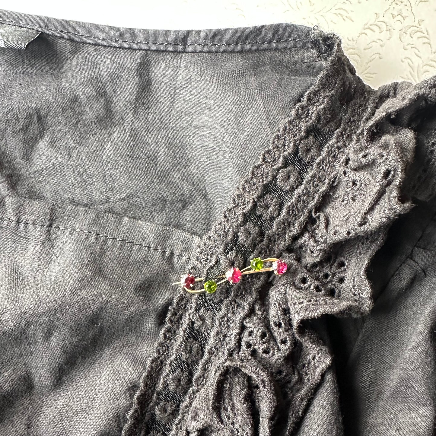 ポムグラネイト&ペリドットカラーグラス バーブローチ