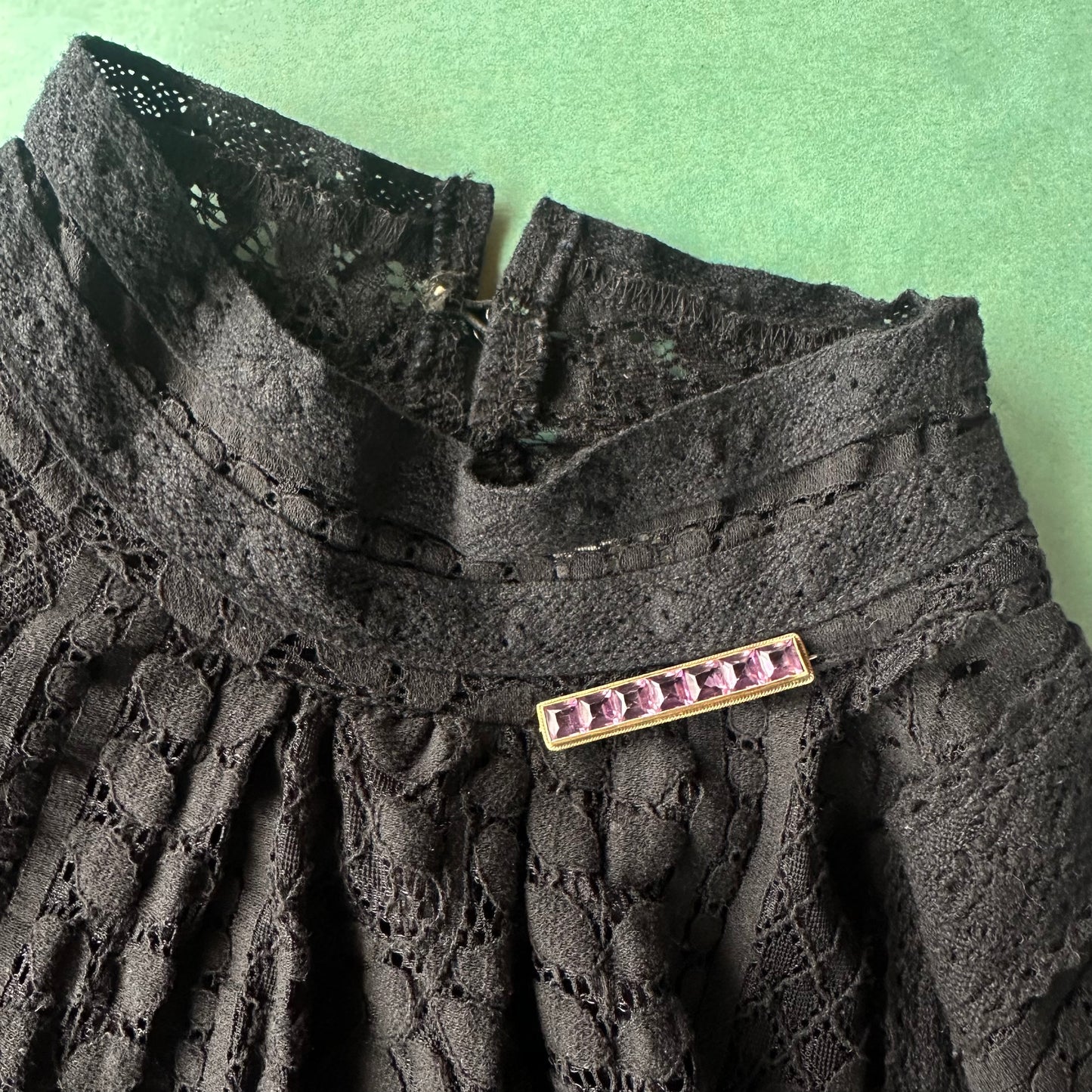 アメジストカラーグラス バーブローチ