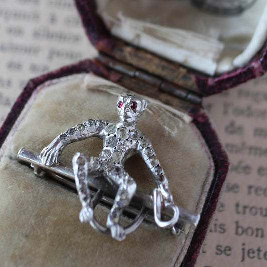 レッドアイ モンキー アンティークブローチ