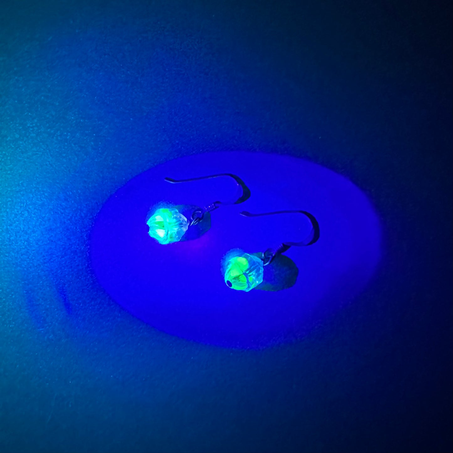 ウラングラス ブルー&グリーン バイカラーピアス