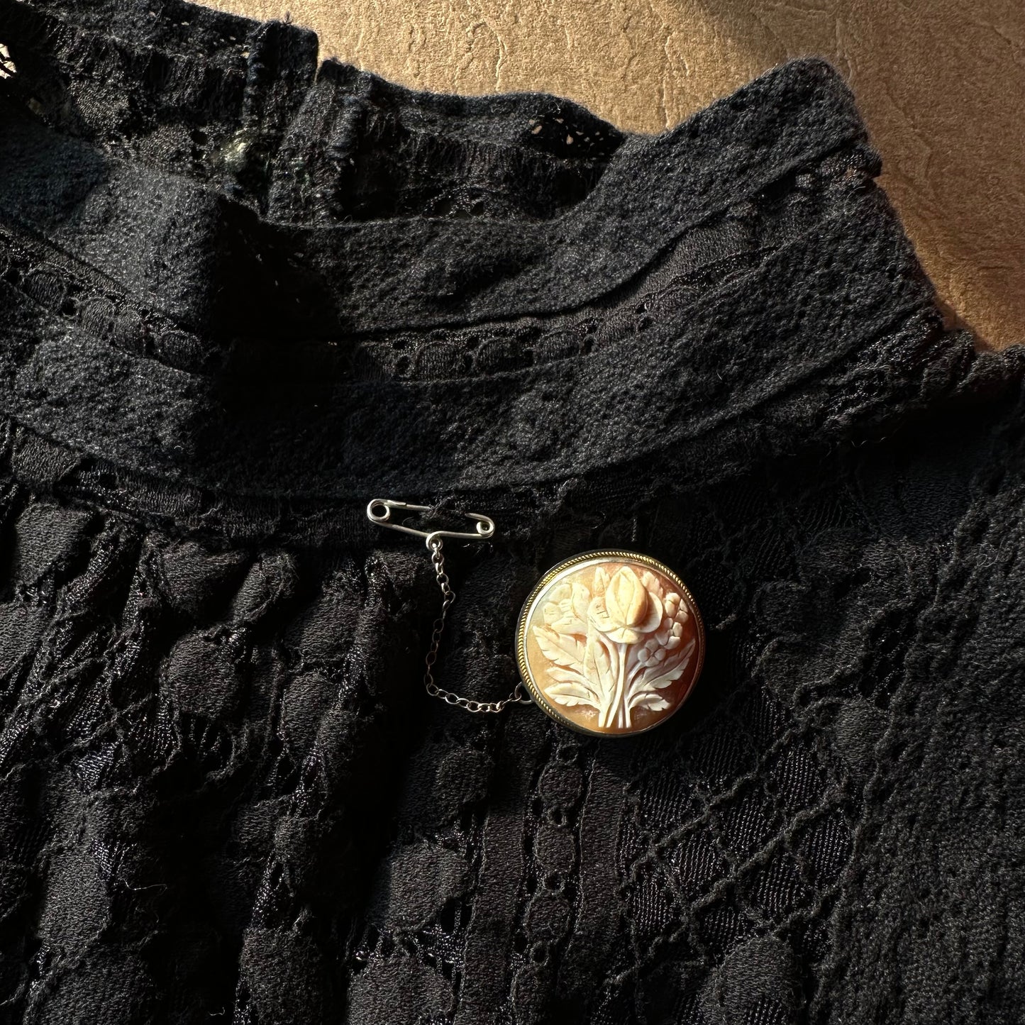 シェルカメオ ラウンド フラワーモチーフブローチ&ペンダントトップ