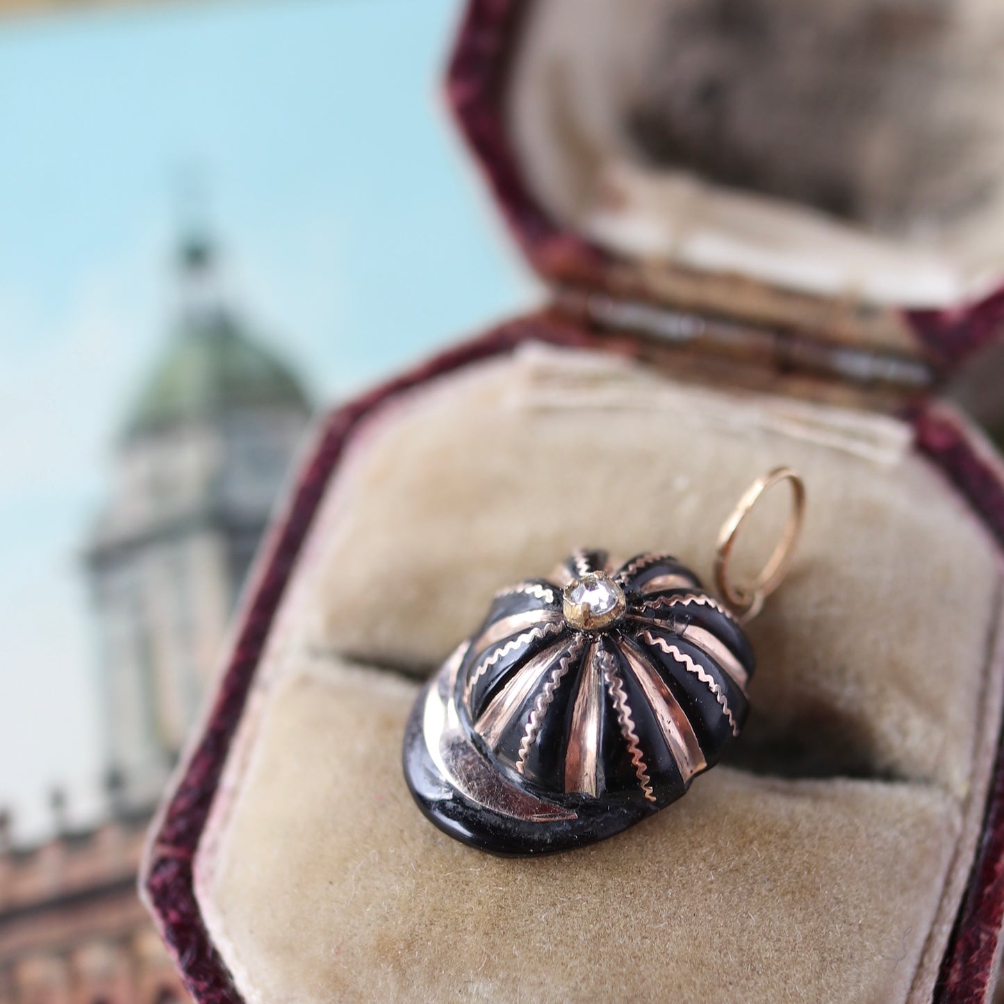 ヴィクトリアン ピクウェ&ダイヤモンド ジョッキーズキャップ ペンダントトップ(鑑別書付)