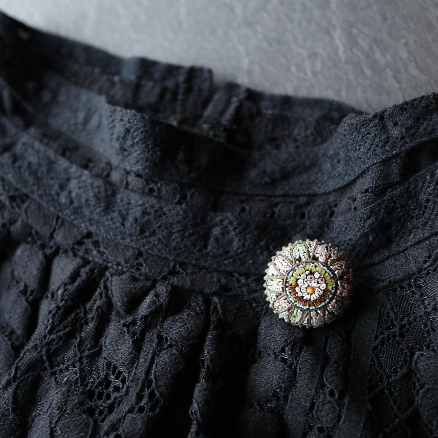 マイクロモザイク ラウンドブローチ①