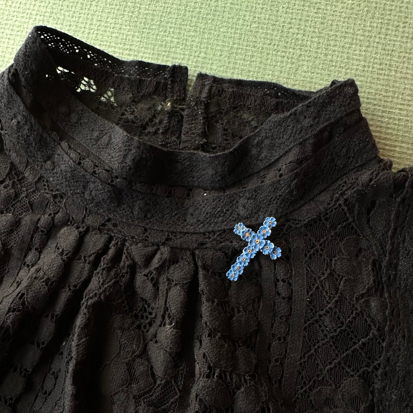 忘れな草 クロス ブローチ