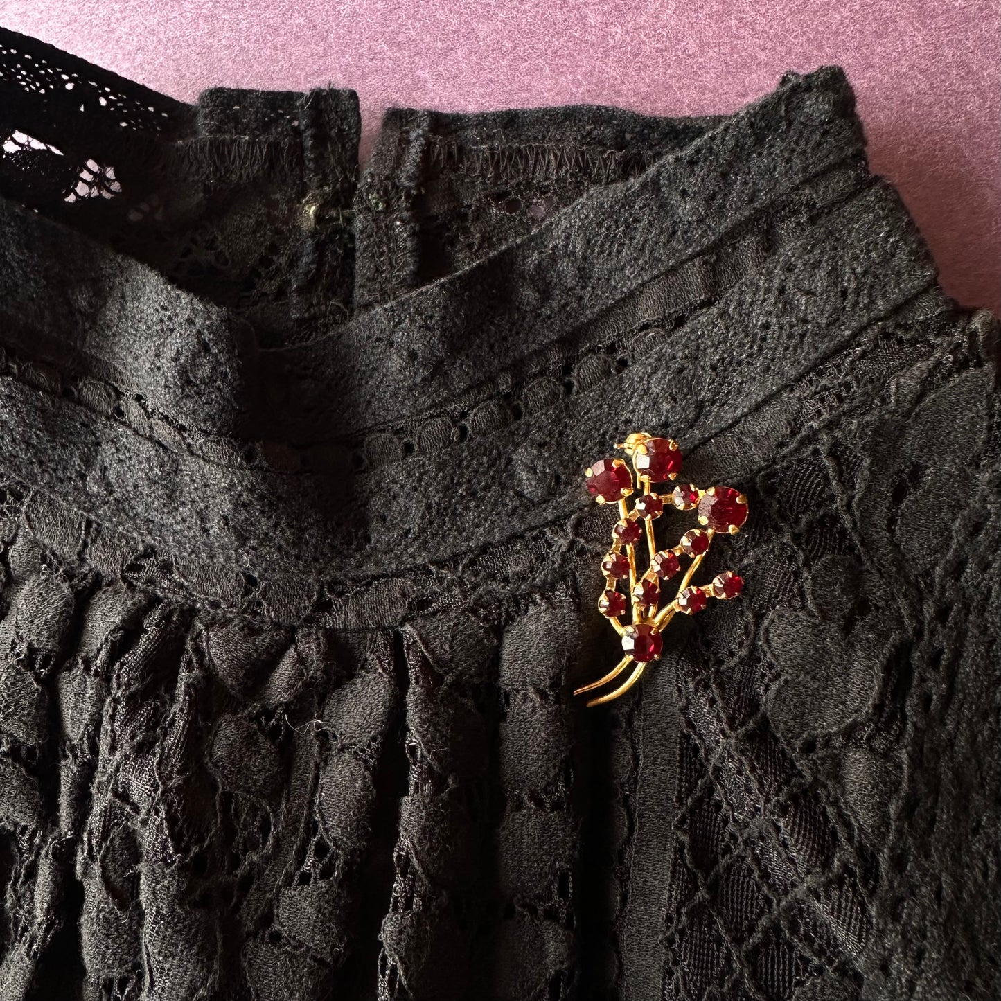 ディープレッドカラーグラス フラワーブーケブローチ
