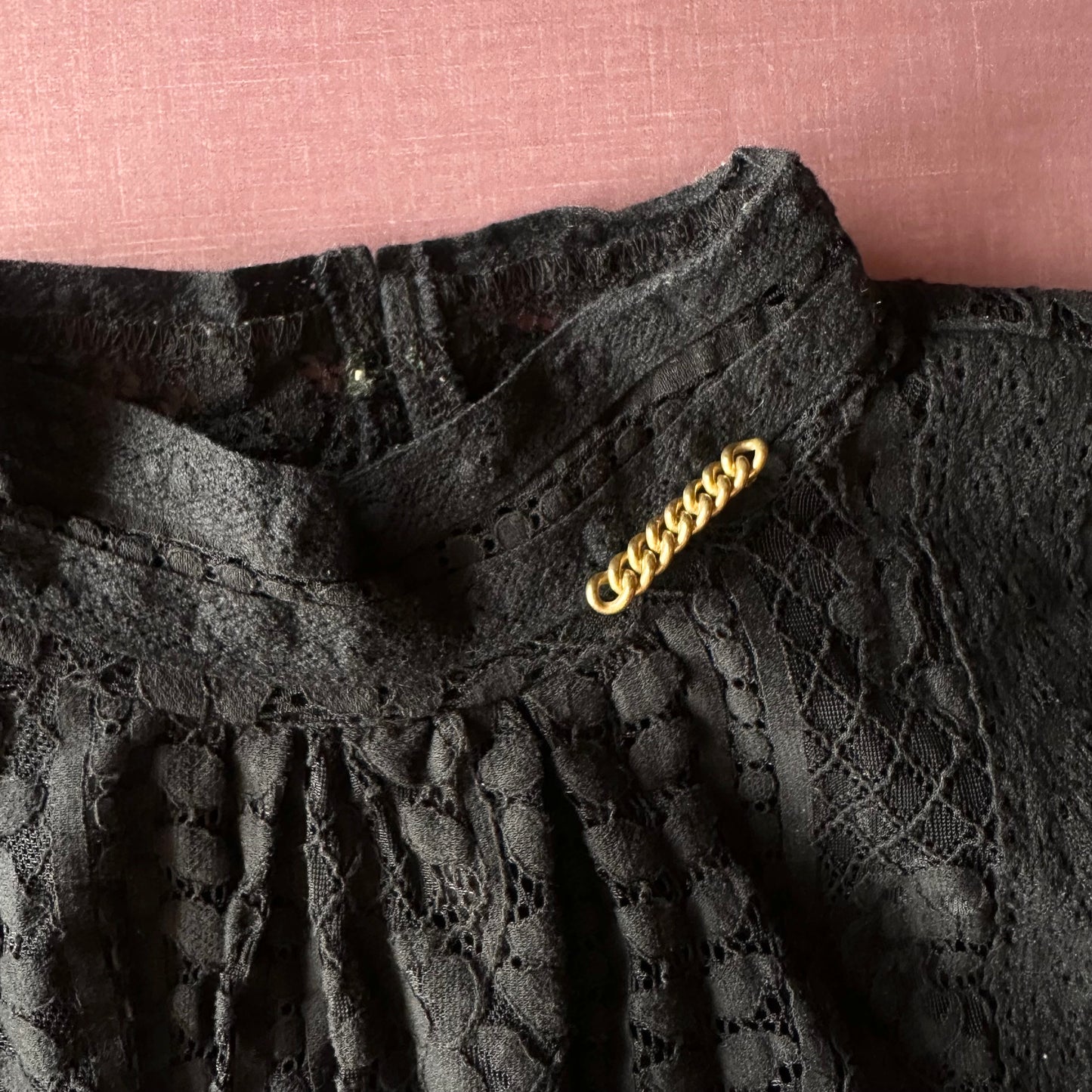 サフラジェット チェーンブローチ