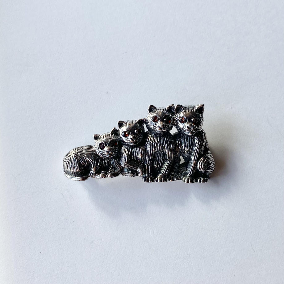 4匹の子猫 ガーネットアイ ブローチ