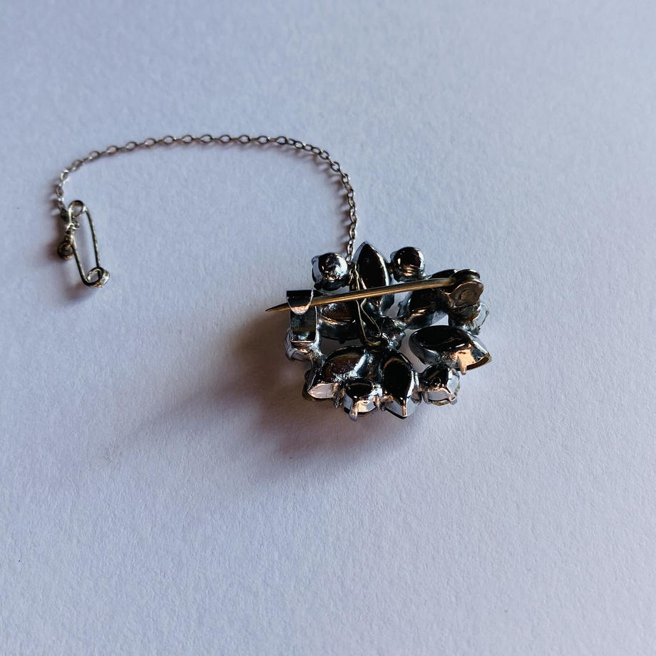 ホワイトクリアガラス フラワーブローチ w/セーフティーチェーン