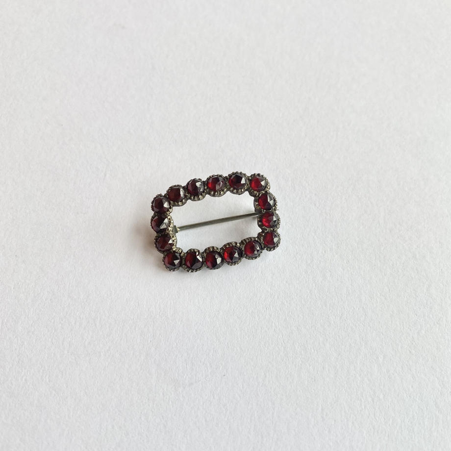 ジョージアン ローズカットガーネットカラーグラス レクタングル レースピン