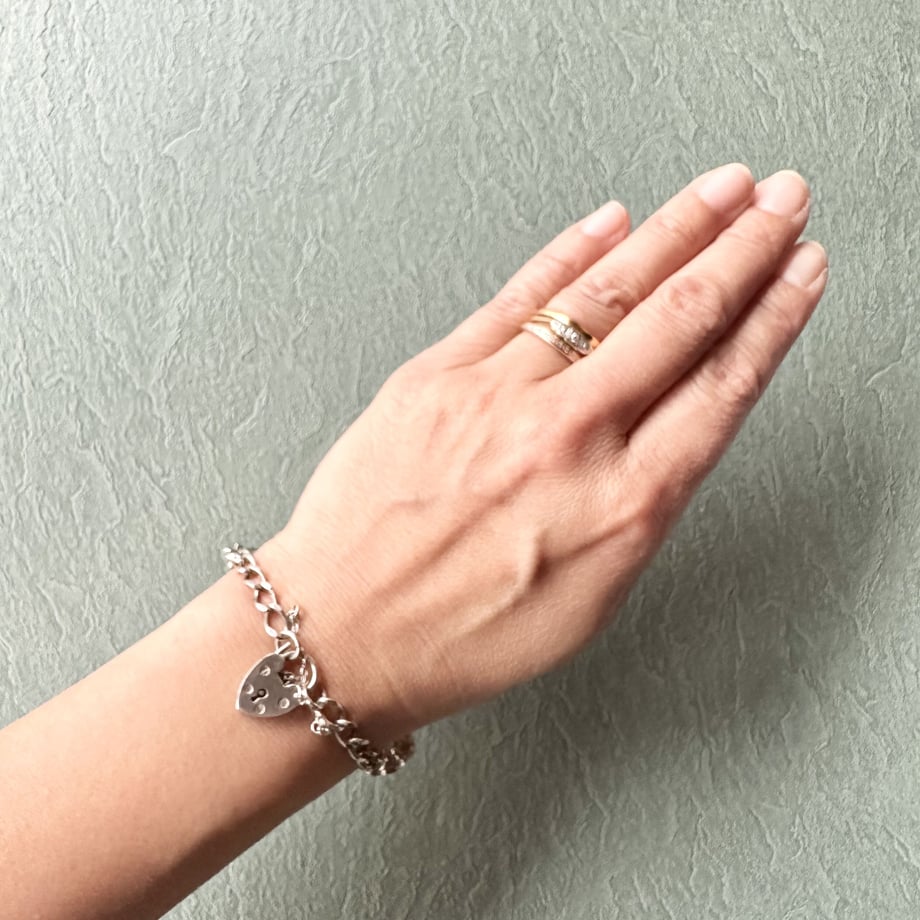 スターリングシルバー パドロック ブレスレット(チャーム付き) バーミンガム 1979年