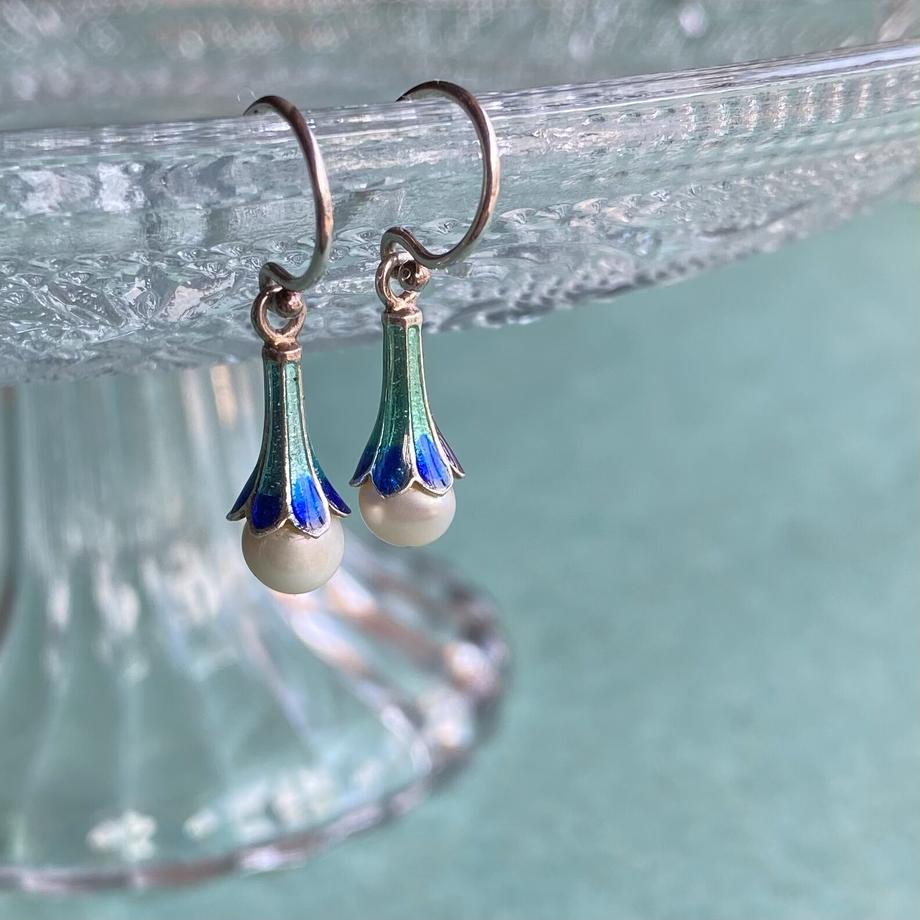ナチュラルパール&エナメル ベル ピアス