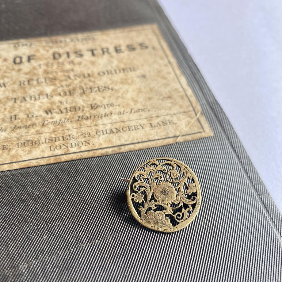 ヴィクトリアン 草花レリーフ ブローチ