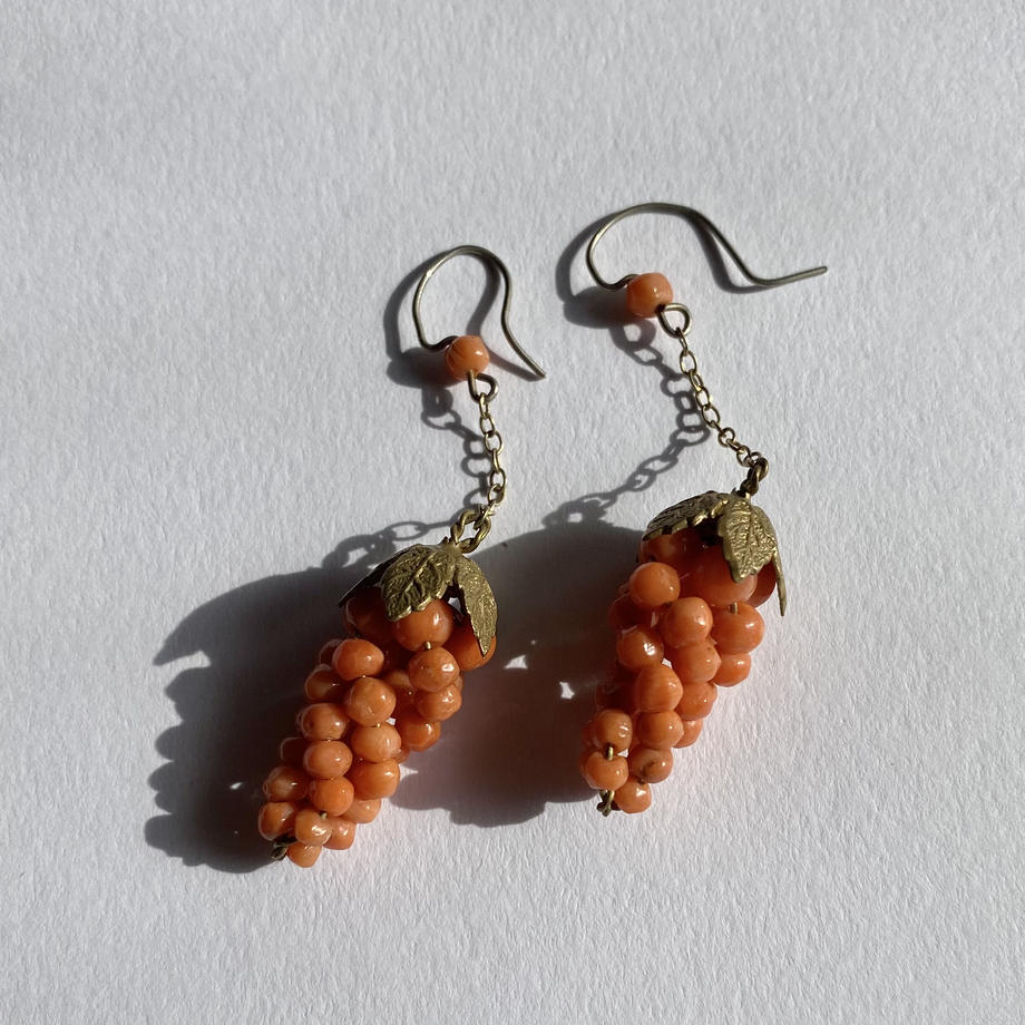 アンティーク サーモンカラー珊瑚 葡萄 ピアス