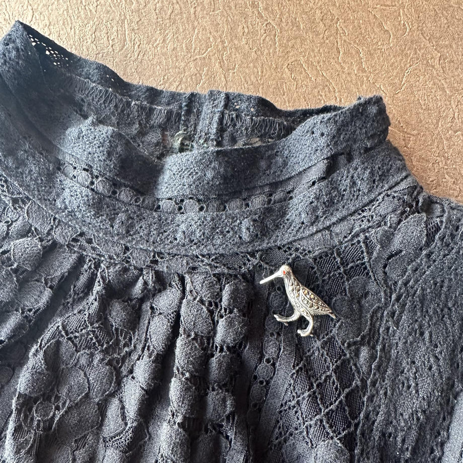 シルバー&マーカサイト レッドアイ バード ブローチ