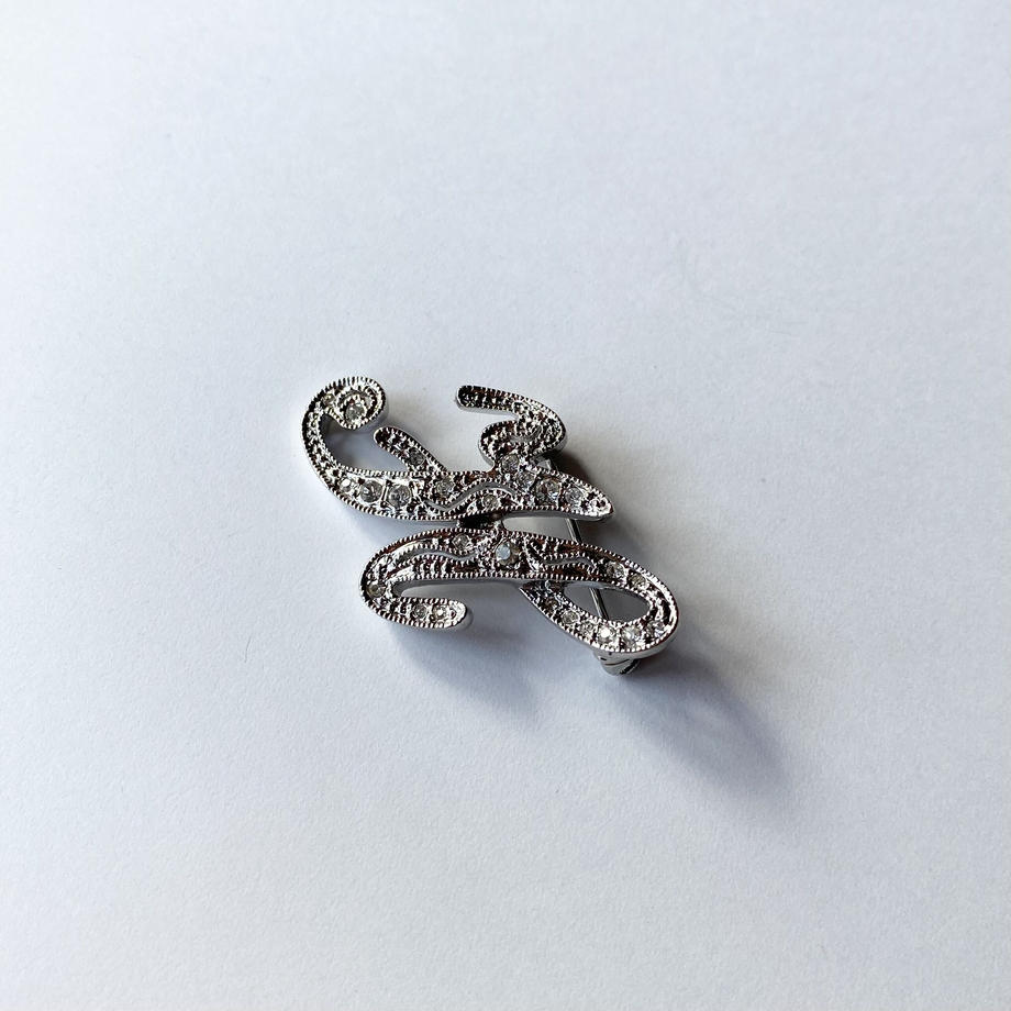 MONET H イニシャルブローチ