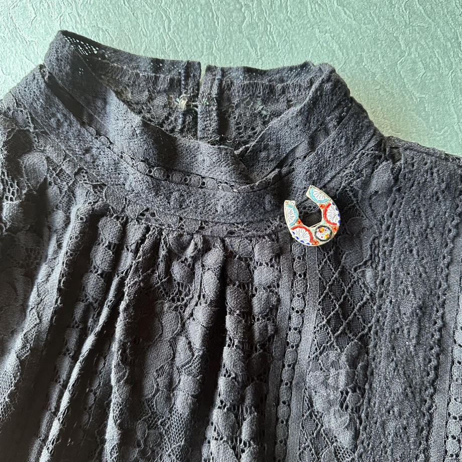 マイクロモザイク ホースシュー ブローチ