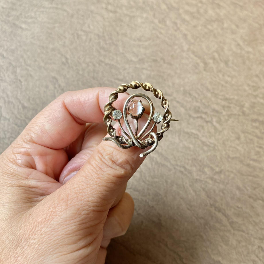 サフィレット フラワーモチーフ ブローチ