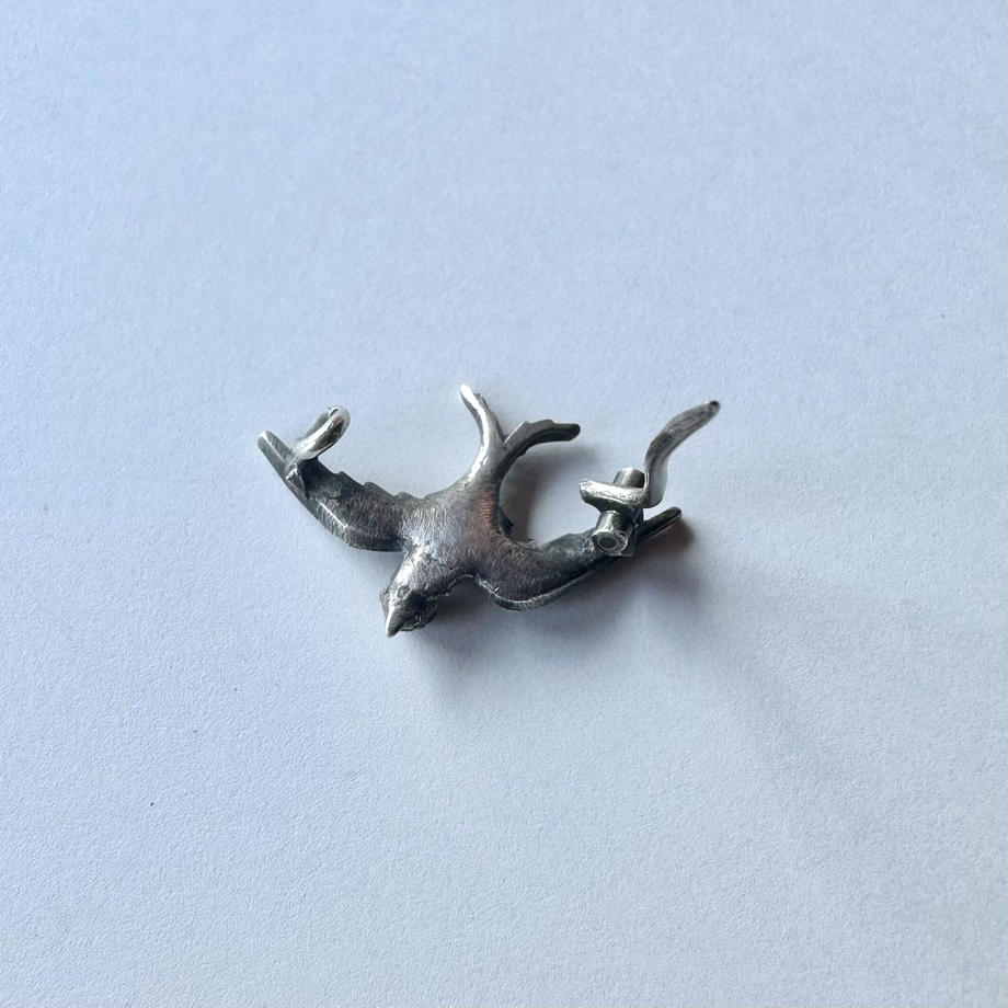 レッドアイ つばめ ミニブローチ