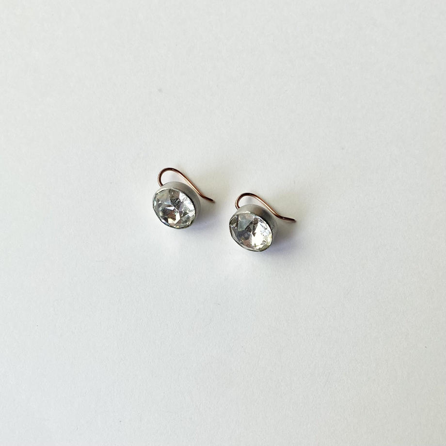 ソリティア ベゼルセット クリアグラスピアス