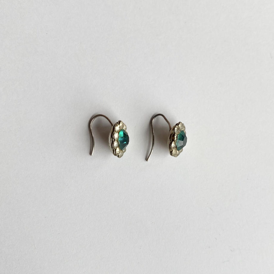 エメラルドカラーグラス クラスターピアス