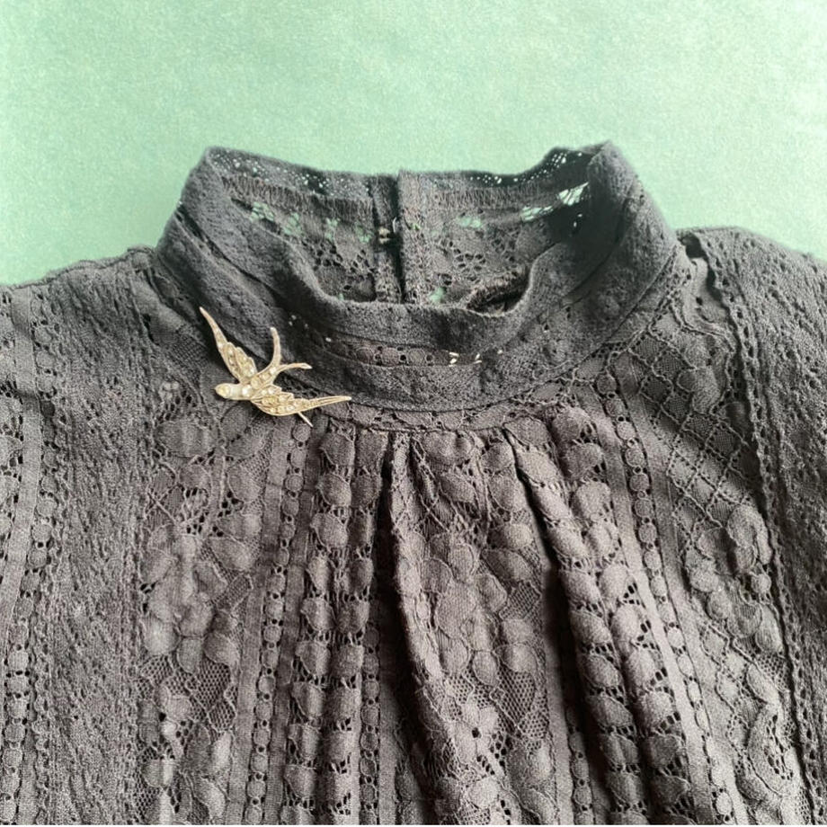 レッドアイ つばめ ブローチ