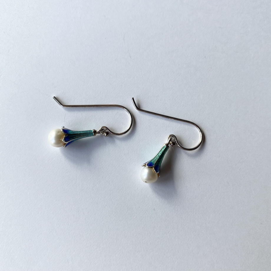 ナチュラルパール&エナメル ベル ピアス