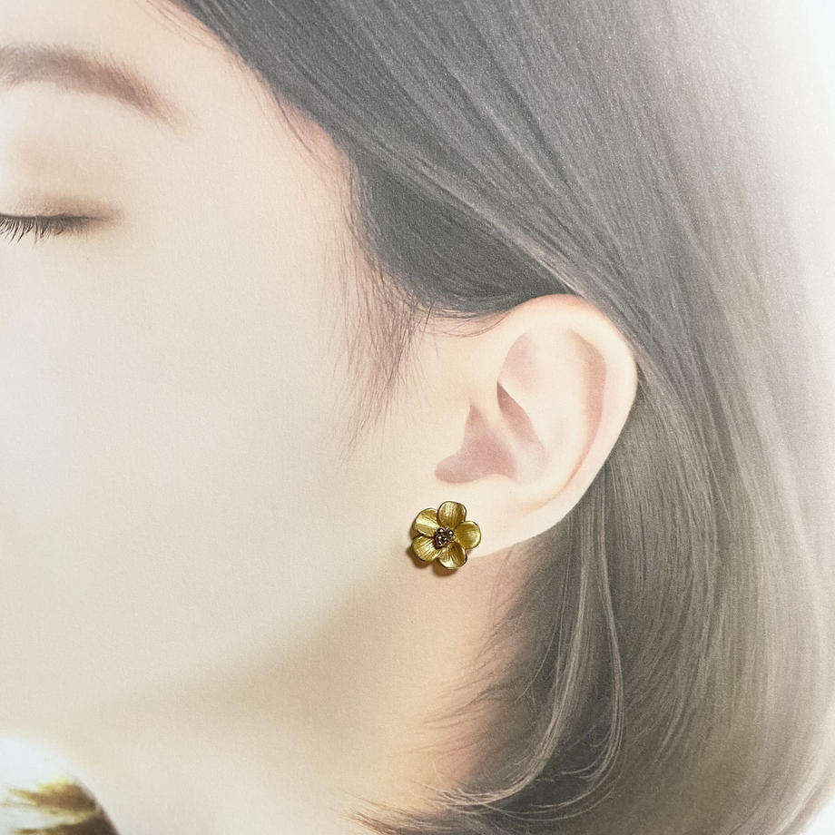 サテンゴールドフラワー ピアス