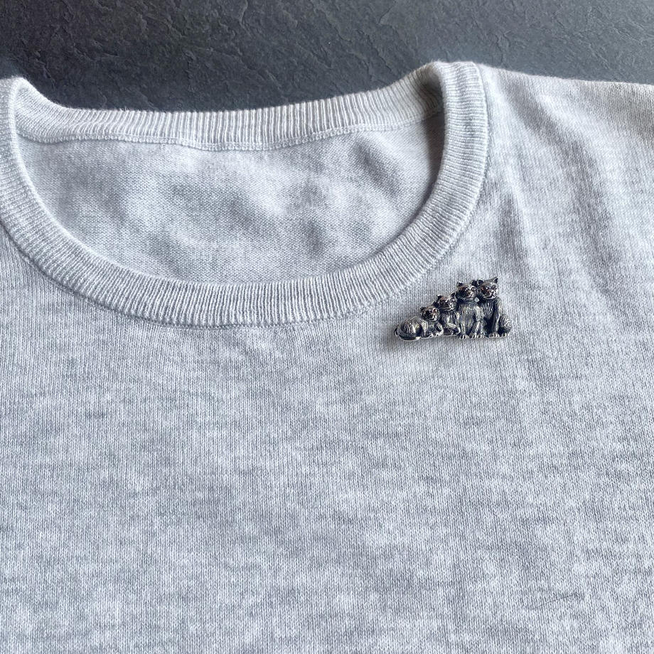 4匹の子猫 ガーネットアイ ブローチ