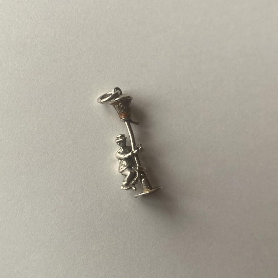 ヴィンテージシルバーチャーム 街灯と酔っぱらい(ムーブタイプ)