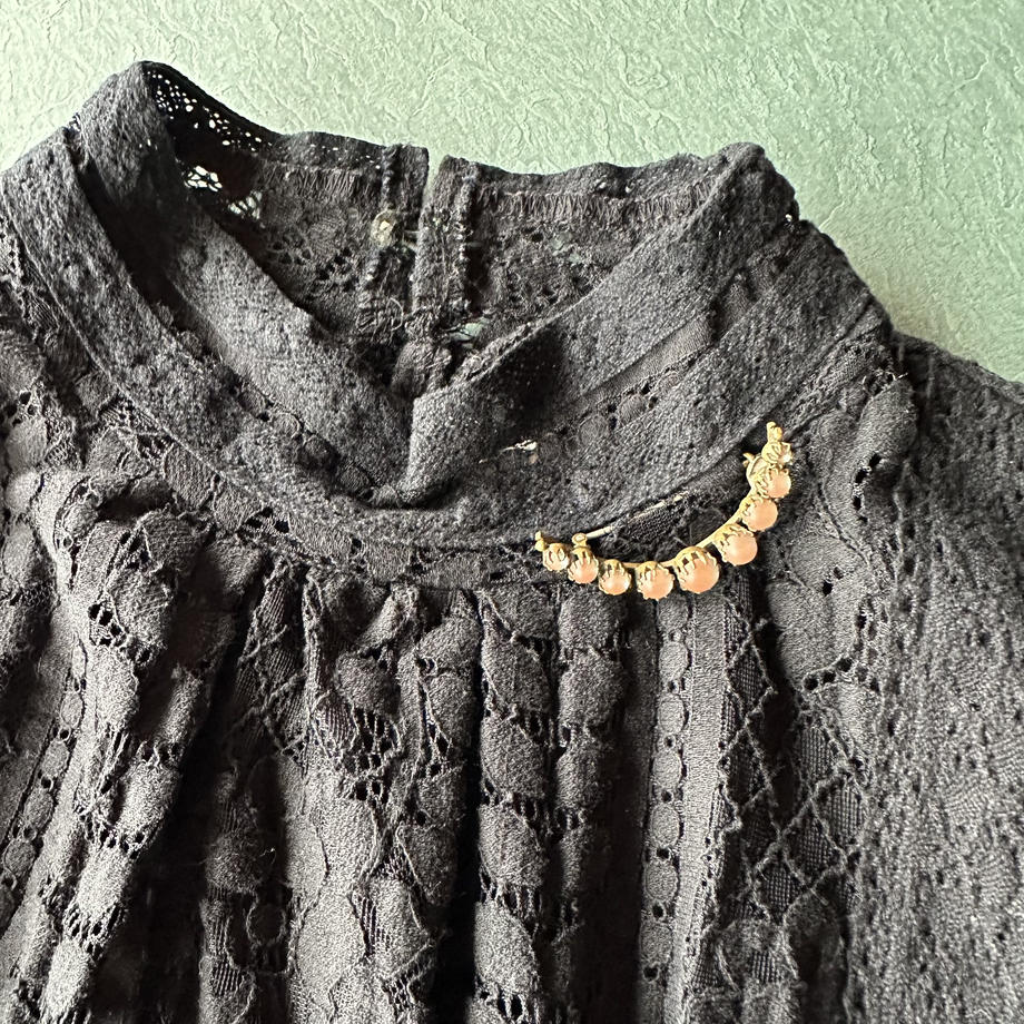 サフィレット クレセントブローチ