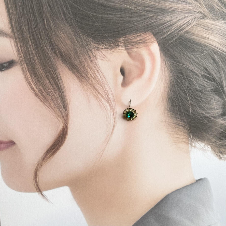 エメラルドカラーグラス クラスターピアス