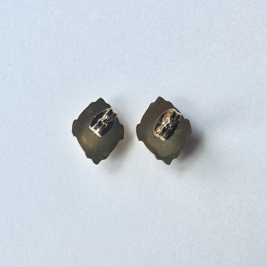 樹脂カメオ スタッドピアス