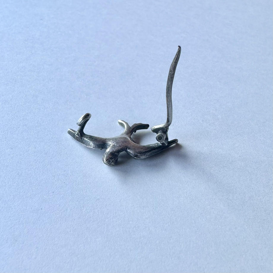 レッドアイ つばめ ミニブローチ