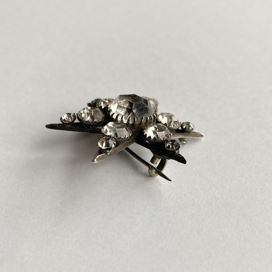 スターバースト スターリングシルバー クリアグラス ブローチ 1890年