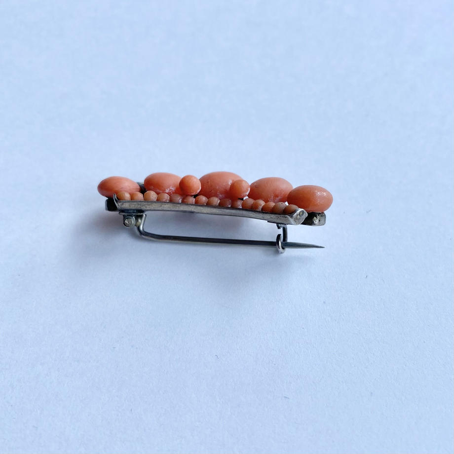 さんご クラウン ブローチ
