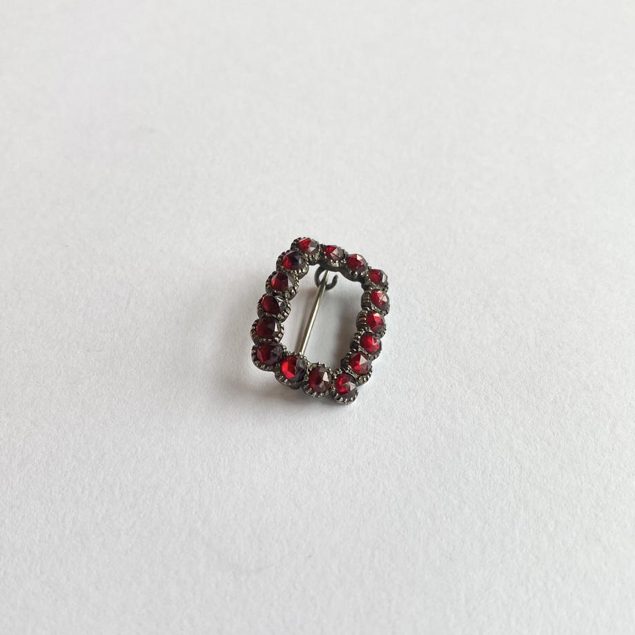 ジョージアン ローズカットガーネットカラーグラス レクタングル レースピン
