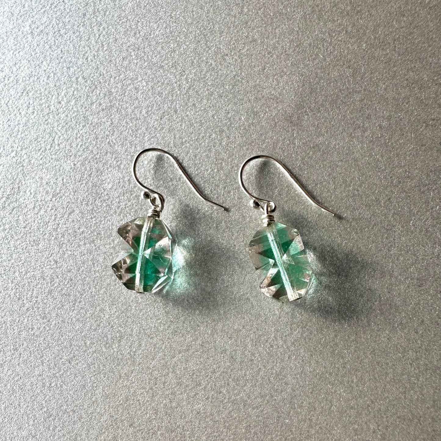 クリア＆グリーン ウラングラス ピアス