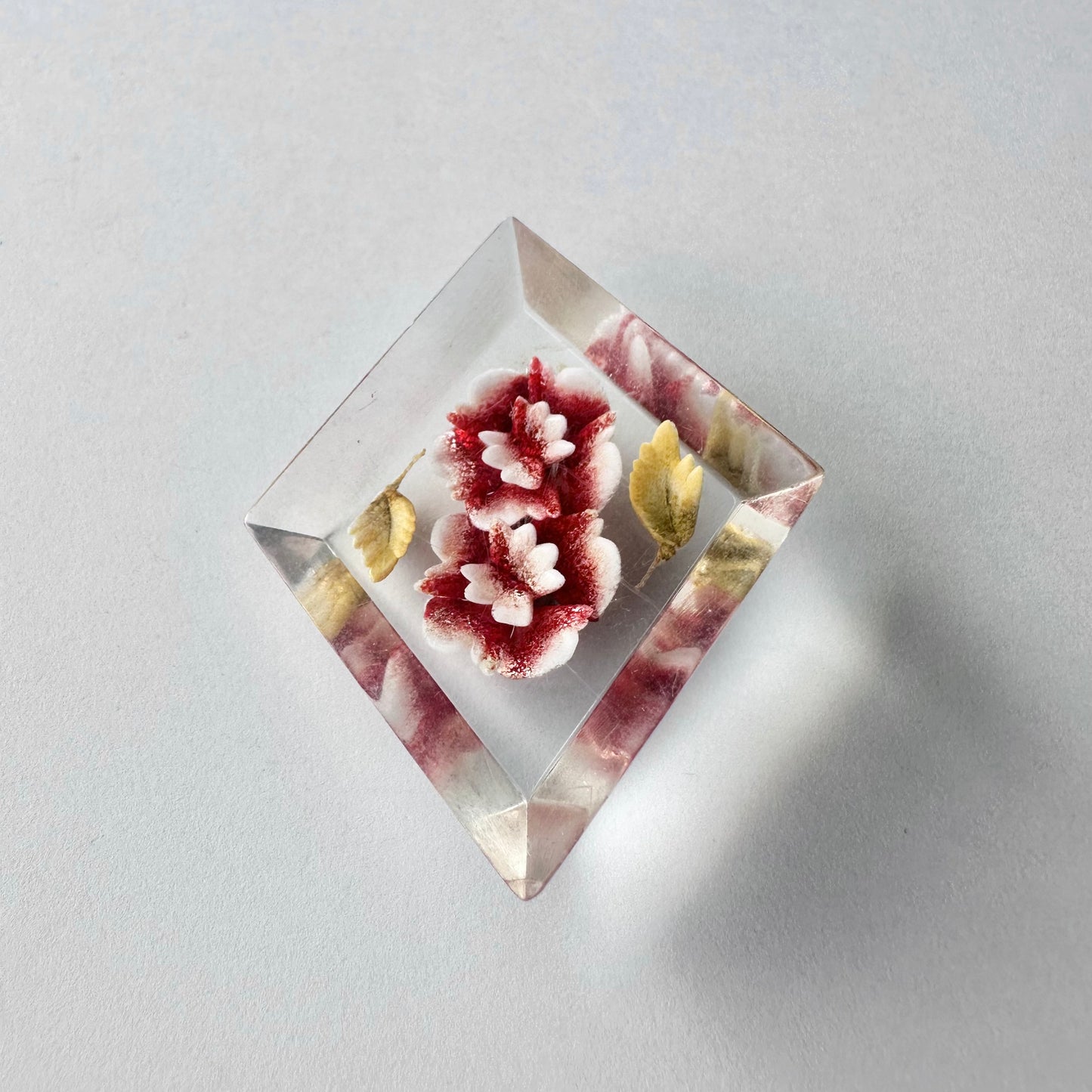 ルーサイト ローズ ヴィンテージブローチ