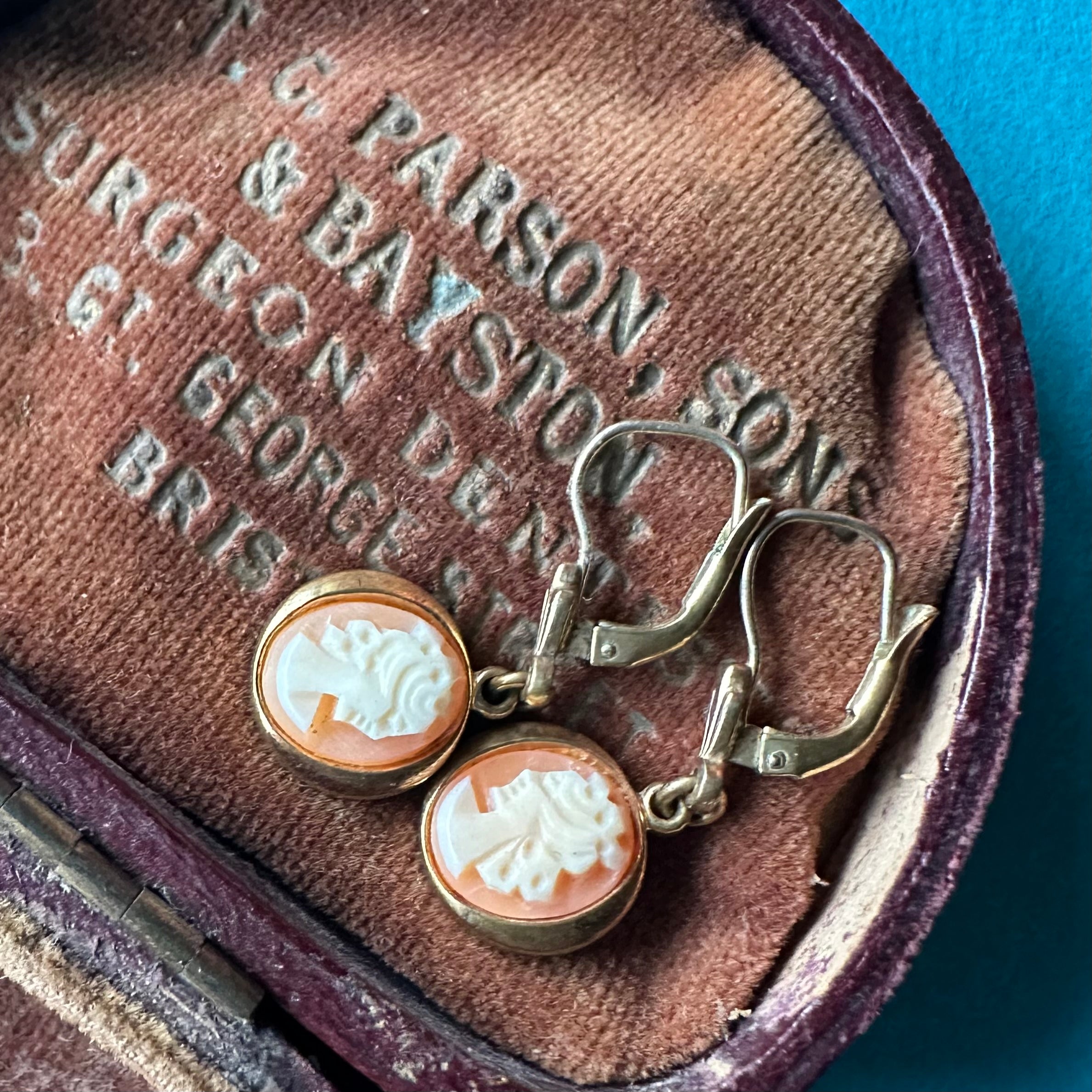 ロールドゴールド シェルカメオ レバーフック ピアス – Amelie Antique