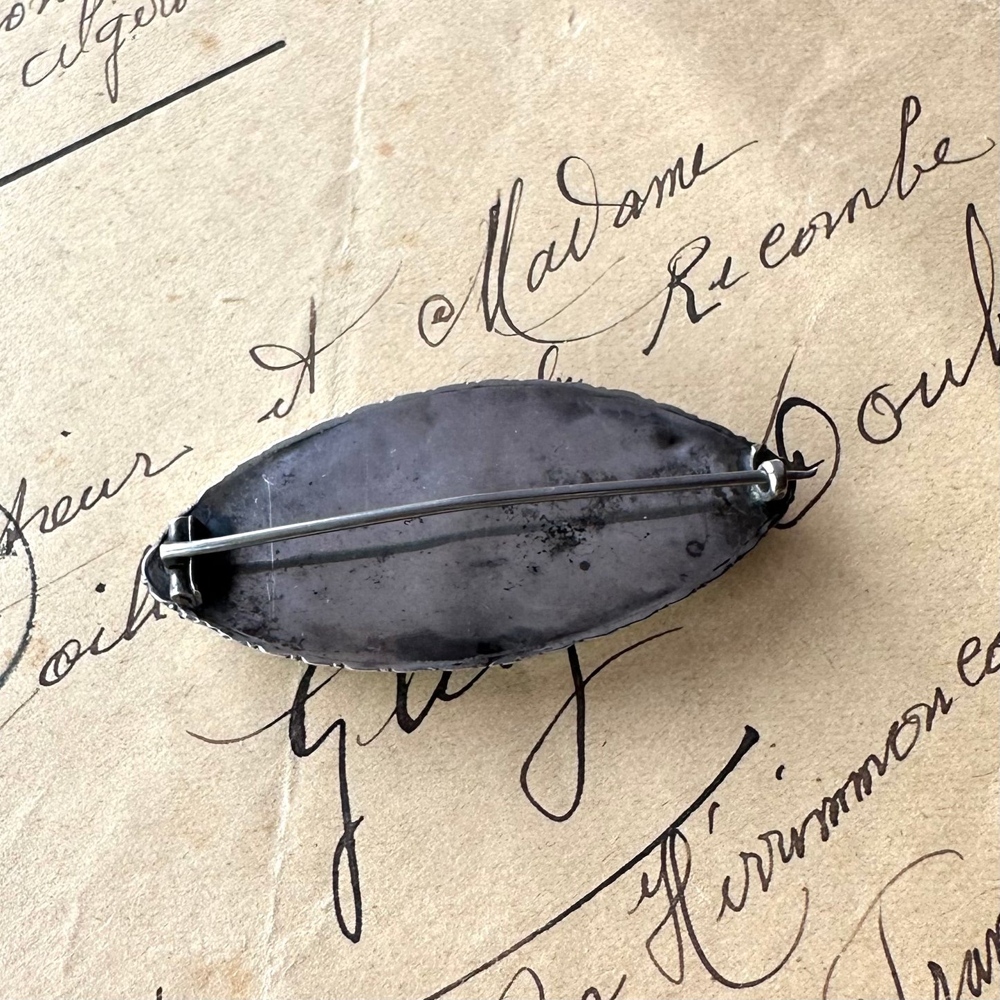 バタフライウィング アイシェイプブローチ