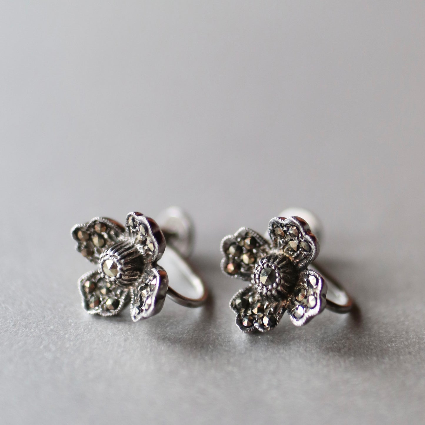 シルバー＆マーカサイト フラワーモチーフイヤリング