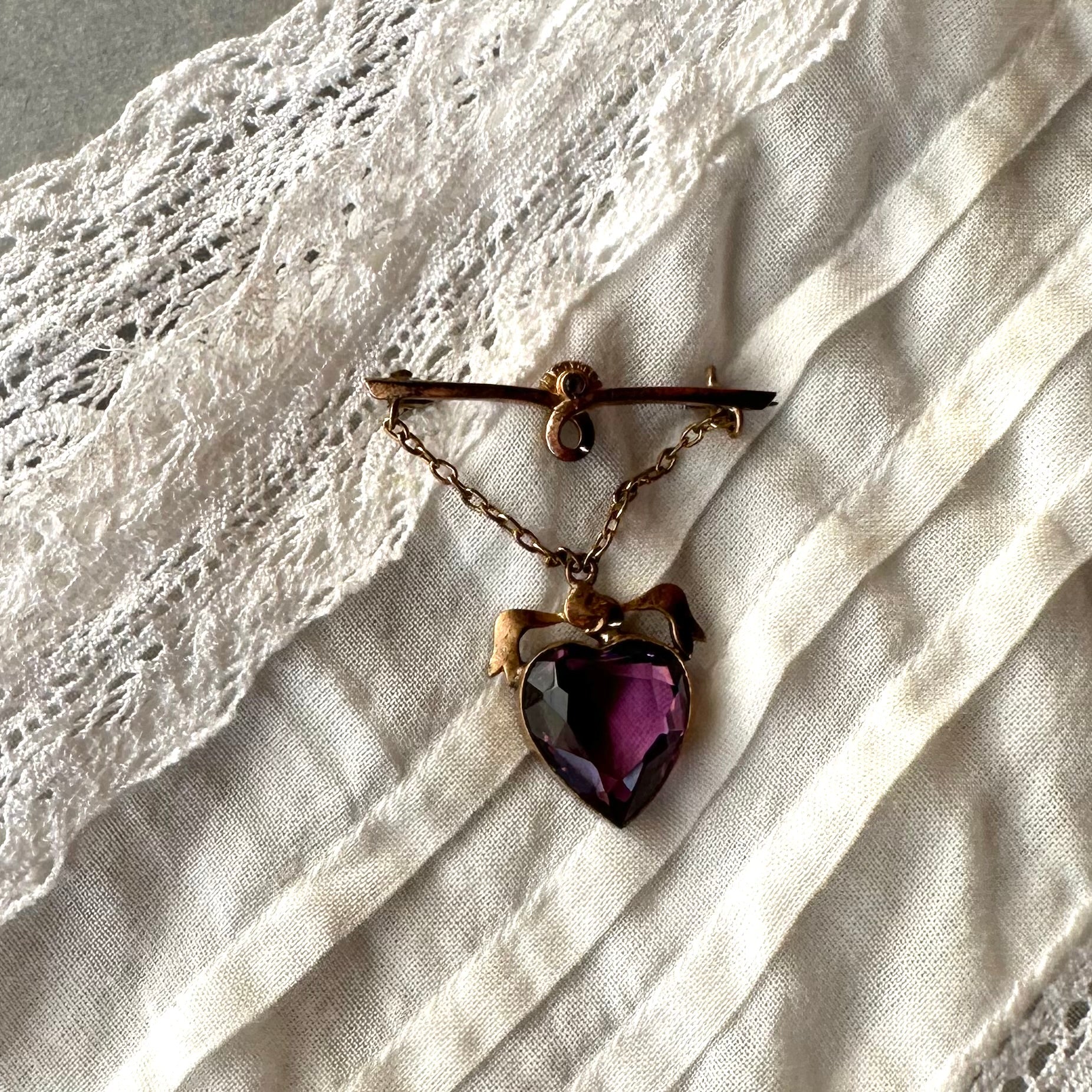 ハート アメジストカラーグラス ハンギング ブローチ – Amelie Antique