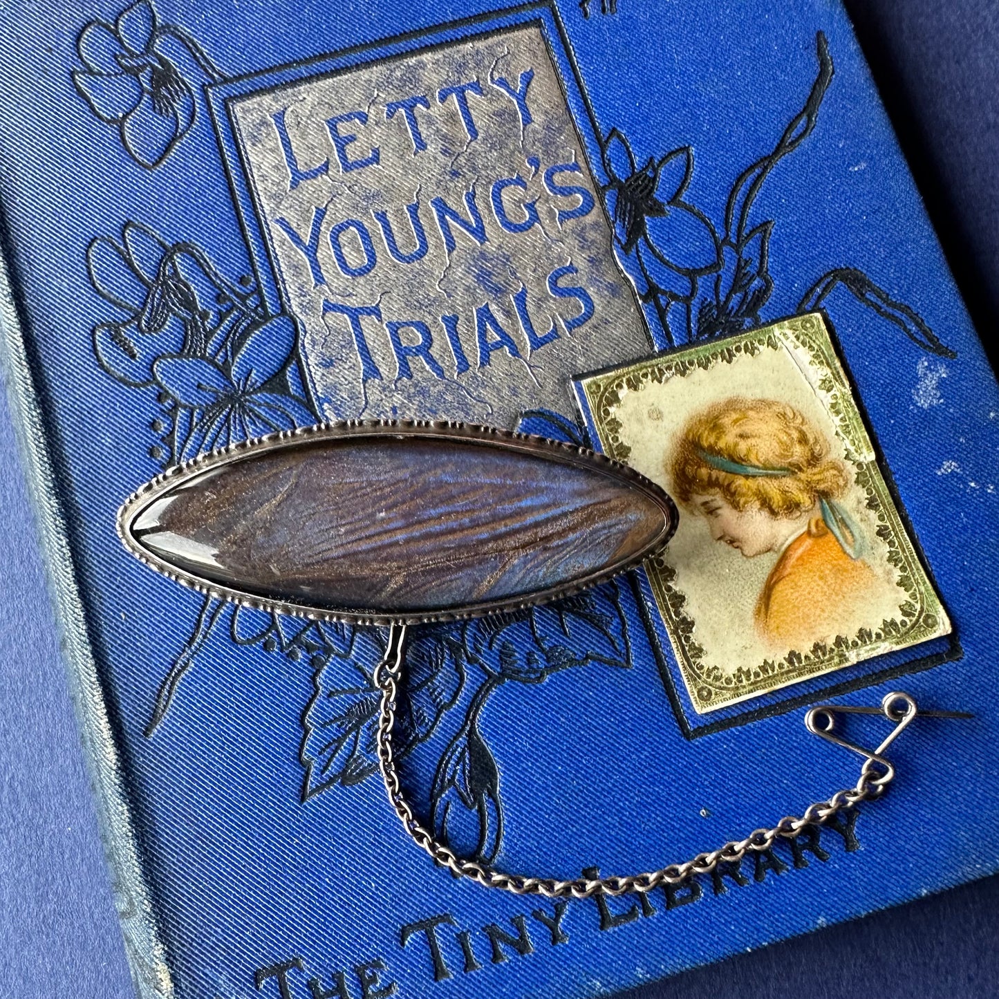 バタフライウィング アイシェイプブローチ ②