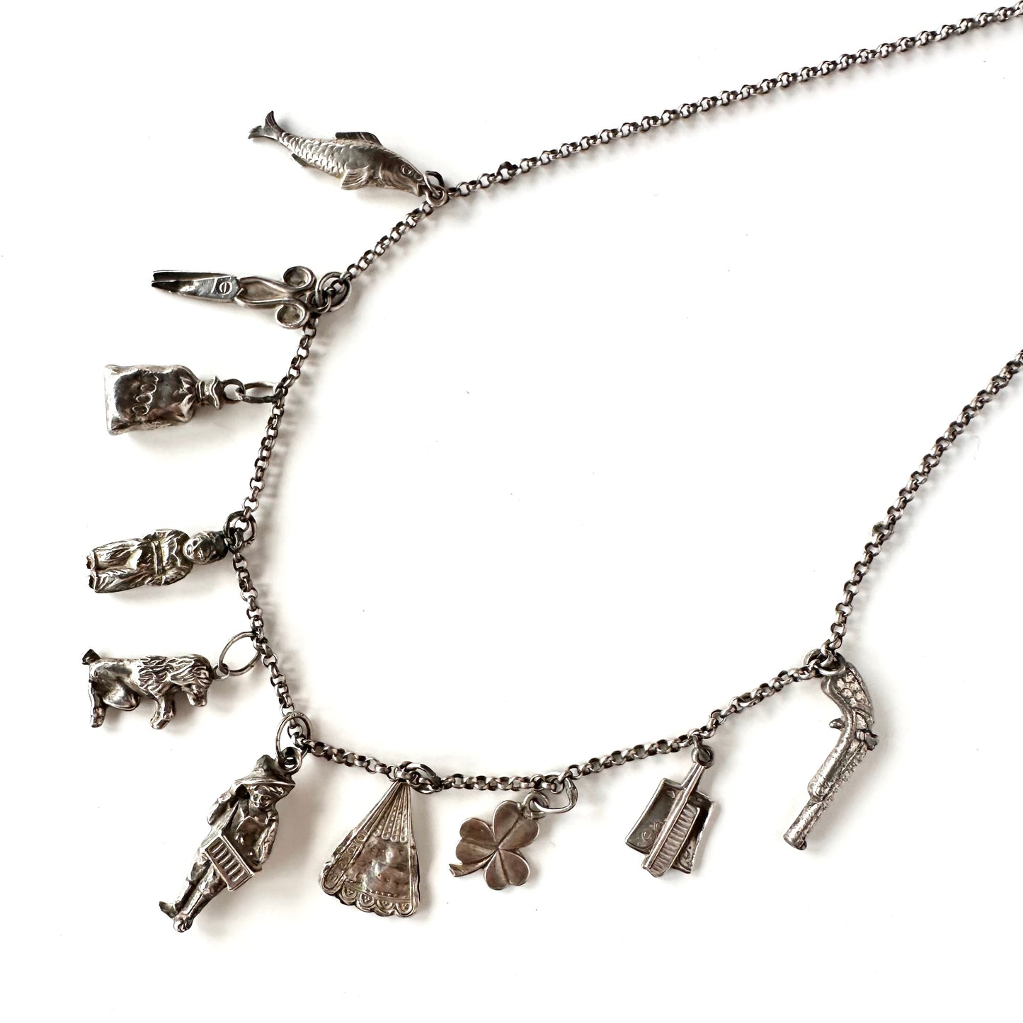 10点のシルバーチャームのネックレス